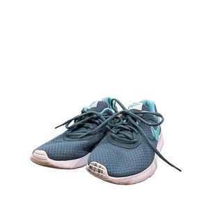 NIKE Women’s Sneaker Shoe